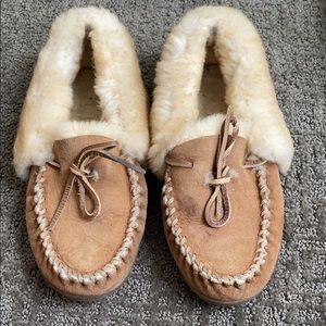 LL Bean Women’s moccasin slipper shoes size 8